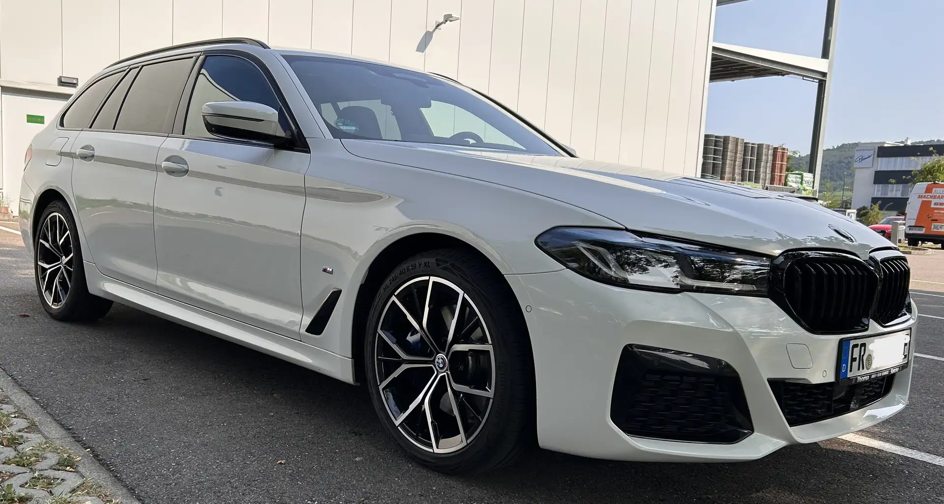 BMW 530 530e Touring Plug-In-Hybrid xDrive Aut. M Sport Weiß - 1