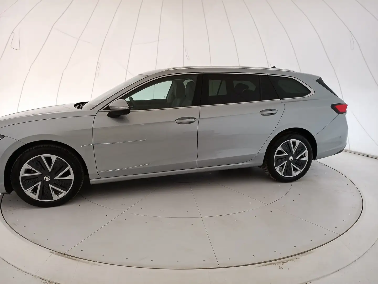 Skoda Superb WAGON 2.0 TDI SELECTION DSG MY 24 Silber - 2