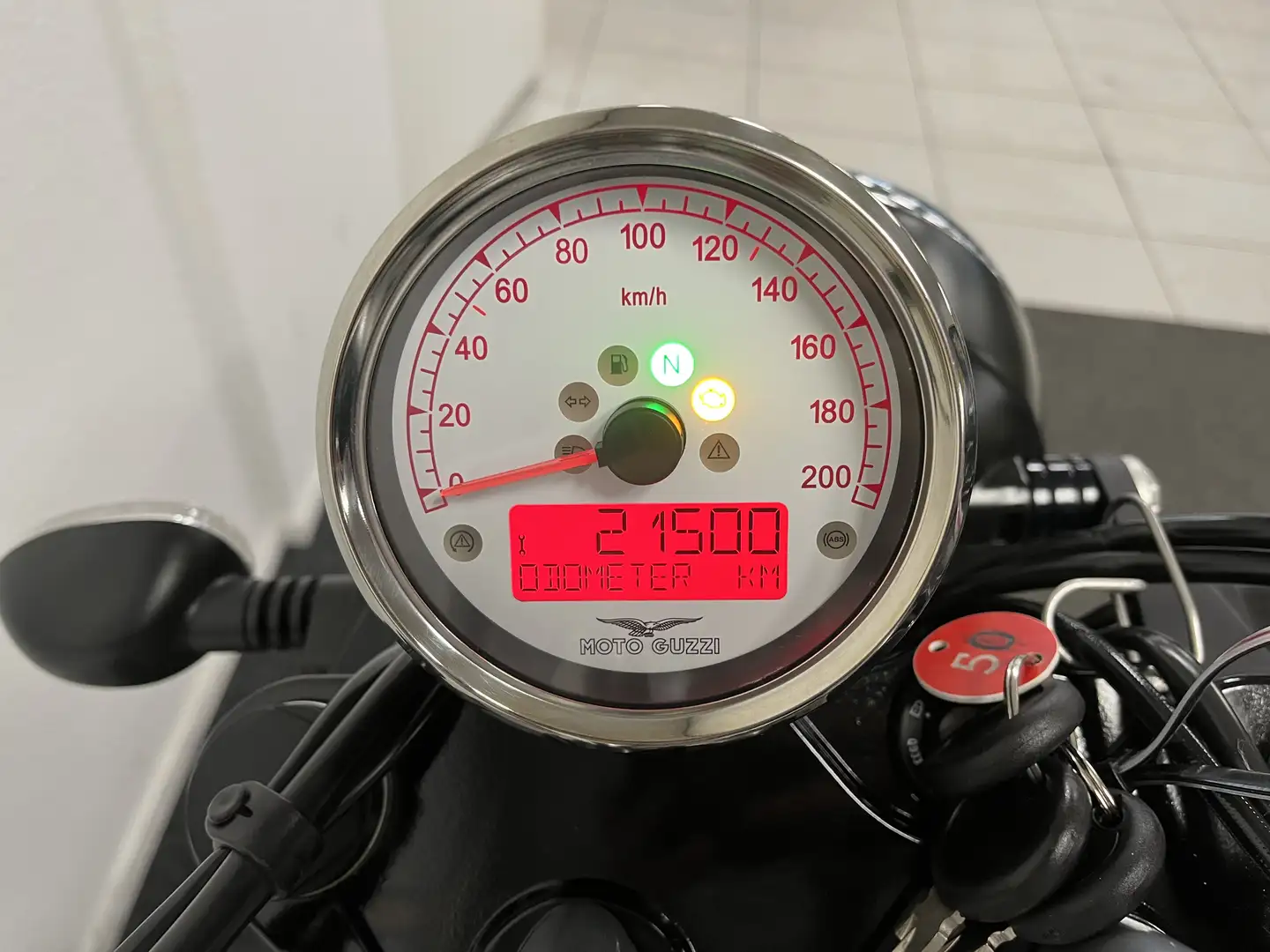 Moto Guzzi V 9 MOTOGUZZI BOBBER Vert - 2