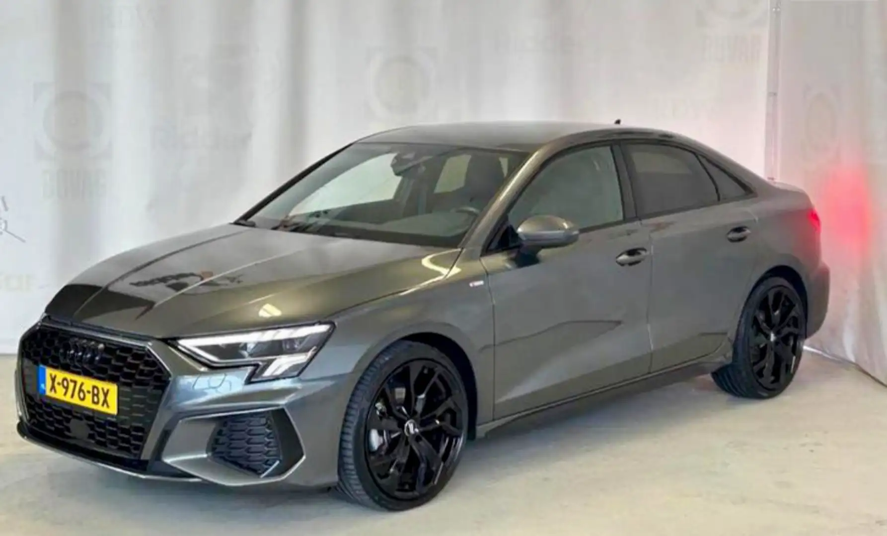 Audi A3 30 TFSI S edition Grijs Grijs - 2