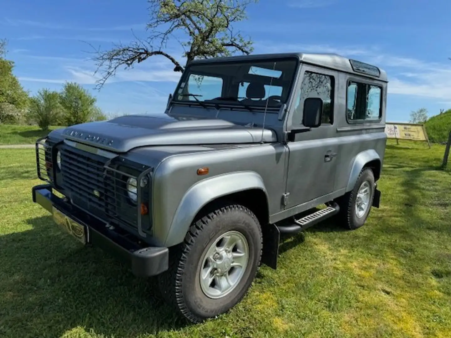 Land Rover Defender 90 TD4 3 places 1 main siva - 1