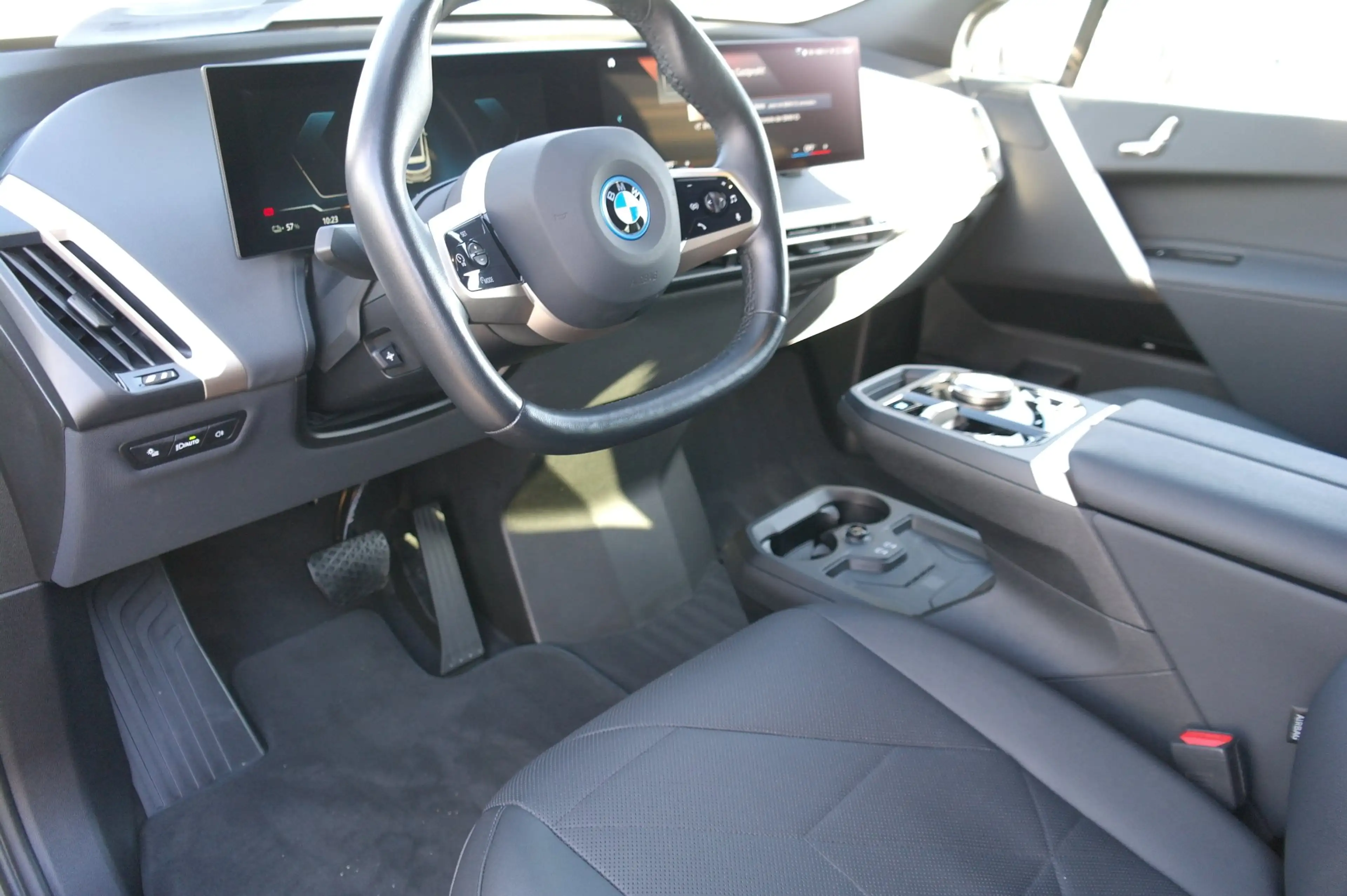 BMW iX xDrive40 — photo 11