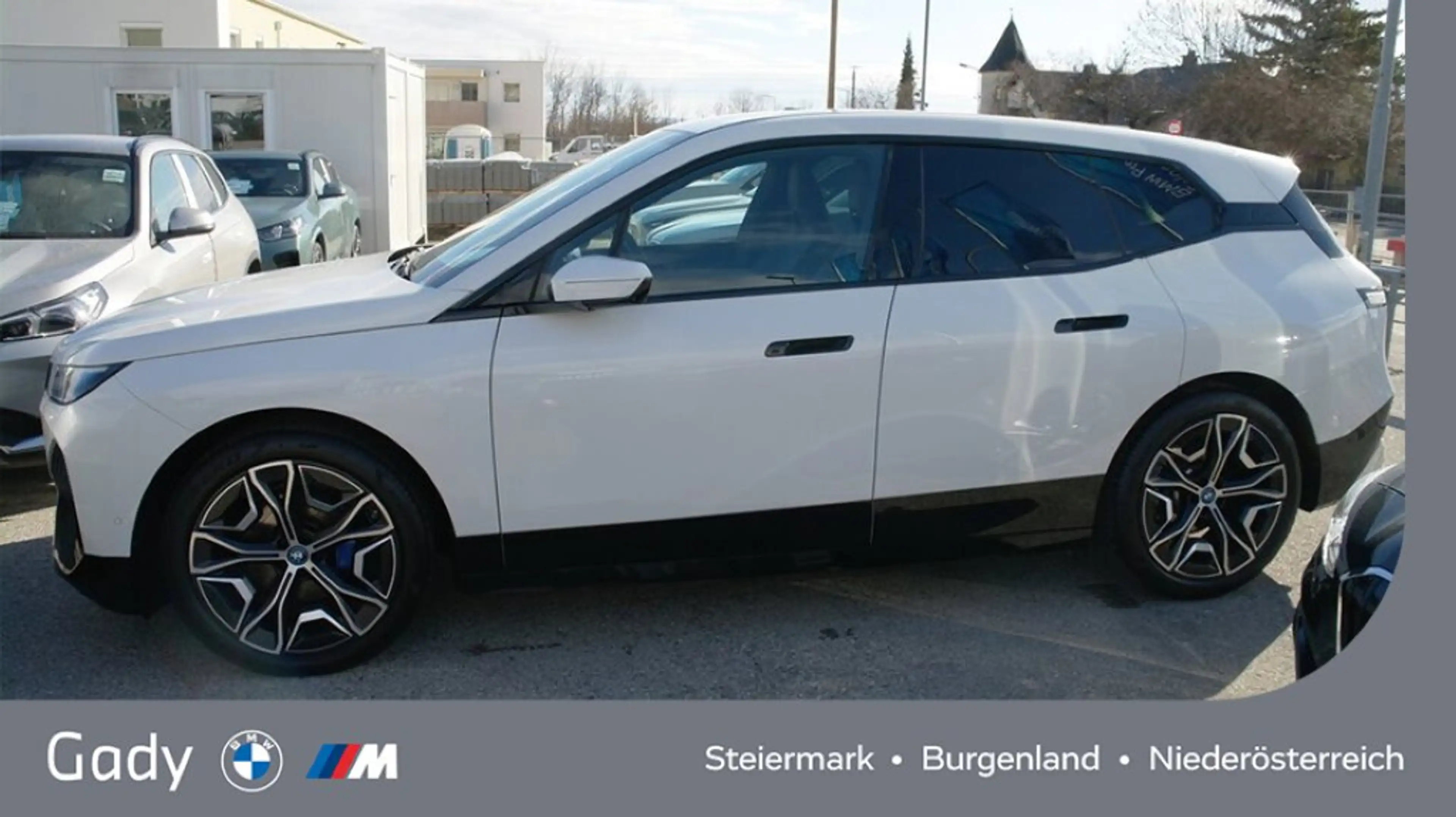 BMW iX xDrive40 — photo 3