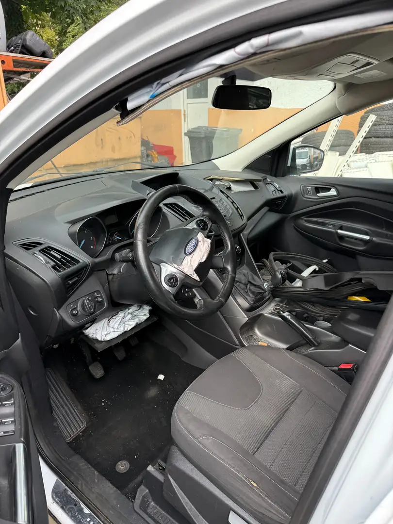 Ford Kuga Unfallfahrzeug ist Nicht Fahrbereit Airbag sind of Weiß - 2