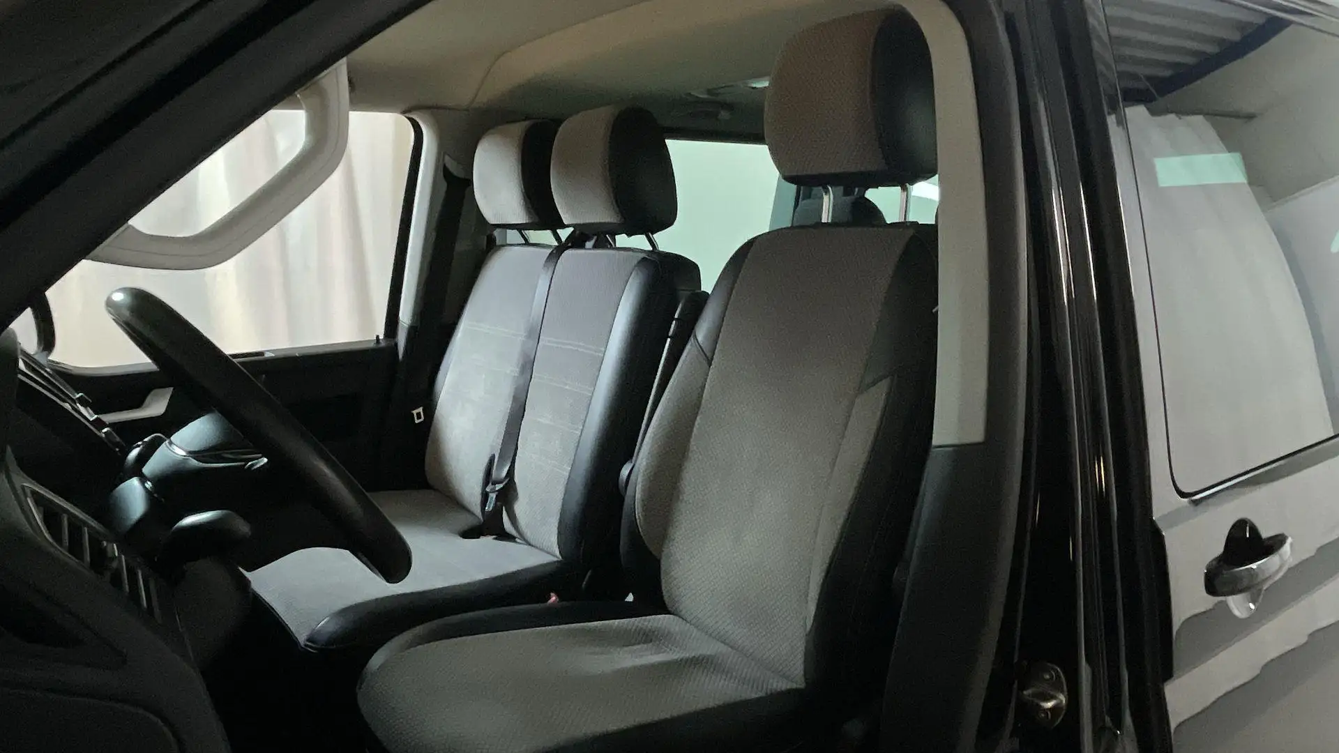 Volkswagen Transporter Caravelle 2.0 TDI 150pk DSG L2H1 DC 6p Business Na Чорний - 2