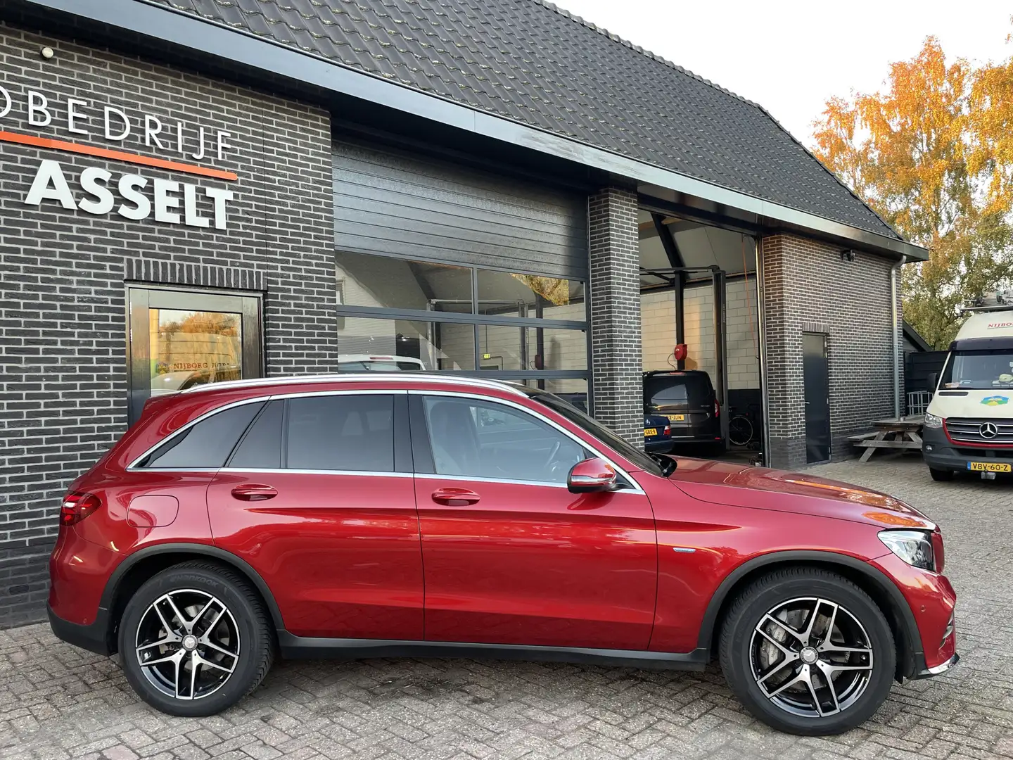 Mercedes-Benz GLC 350 350e 4MATIC Ambition Panoramadak , Leer , Navi Rood - 2