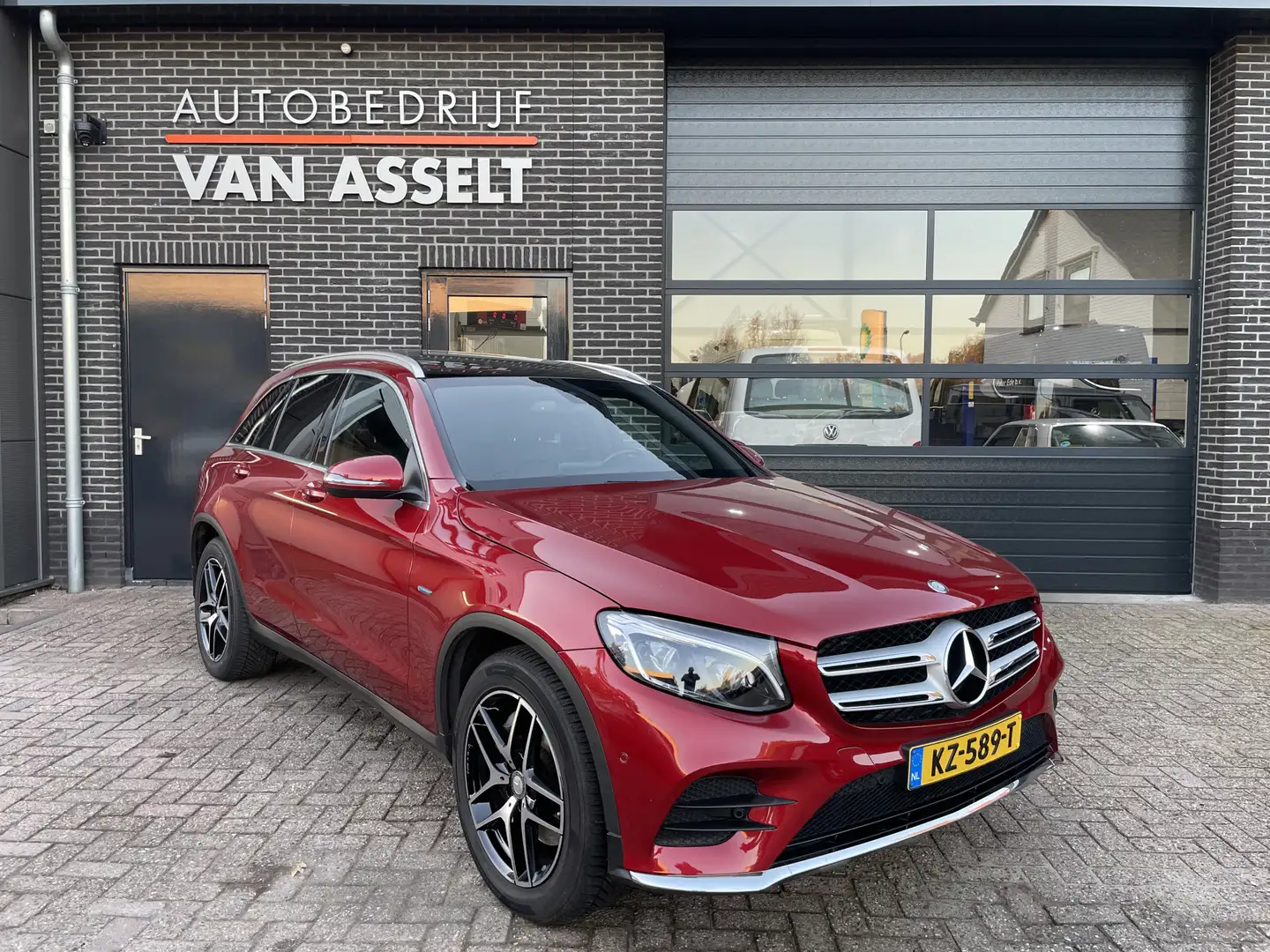 Mercedes-Benz GLC 350 350e 4MATIC Ambition Panoramadak , Leer , Navi Rood - 1