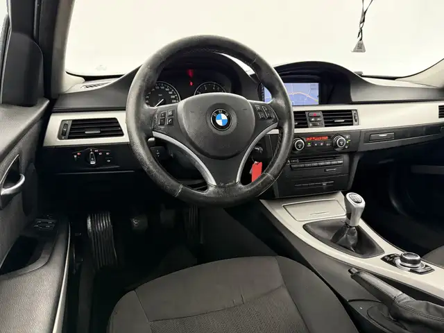 BMW 3 Series view 25