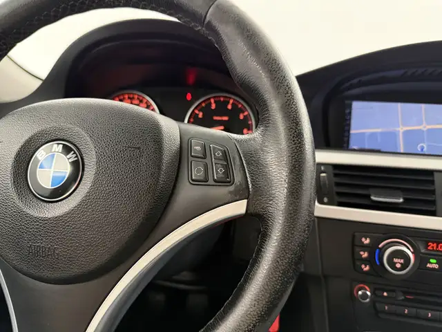 BMW 3 Series view 22