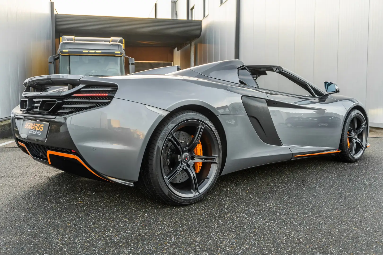 McLaren 650S Spider - Titanium Silver - Carbon - lift - Meridian Plateado - 2