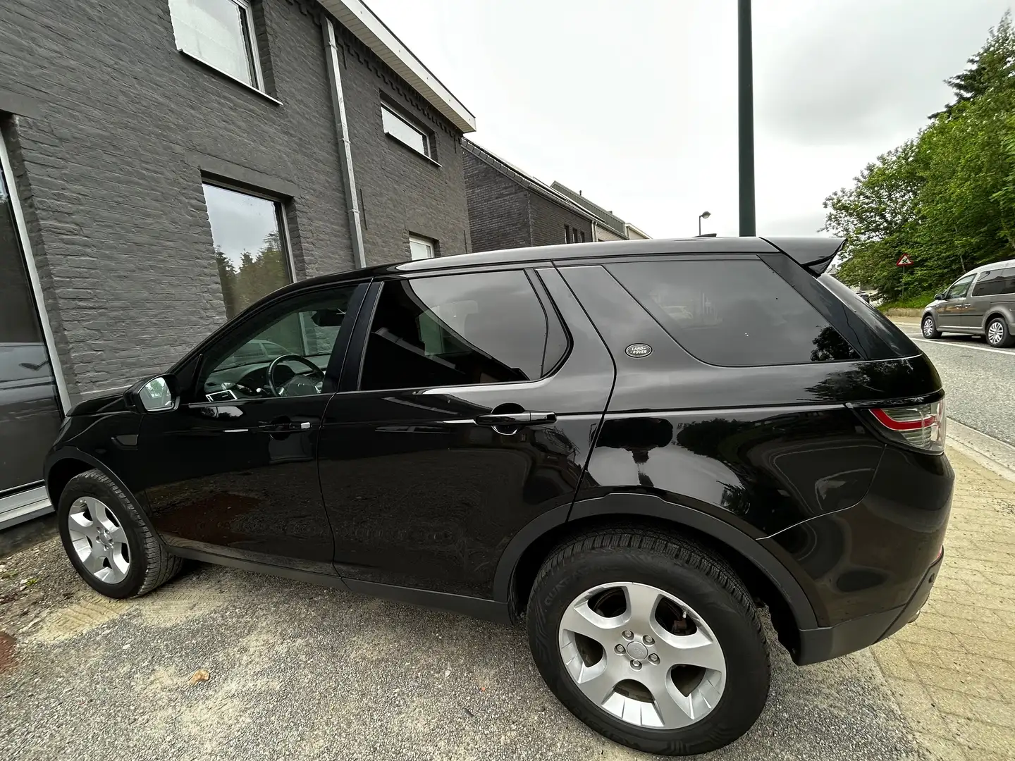 Land Rover Discovery Sport Discovery Sport TD4 HSE Luxury Zwart - 2