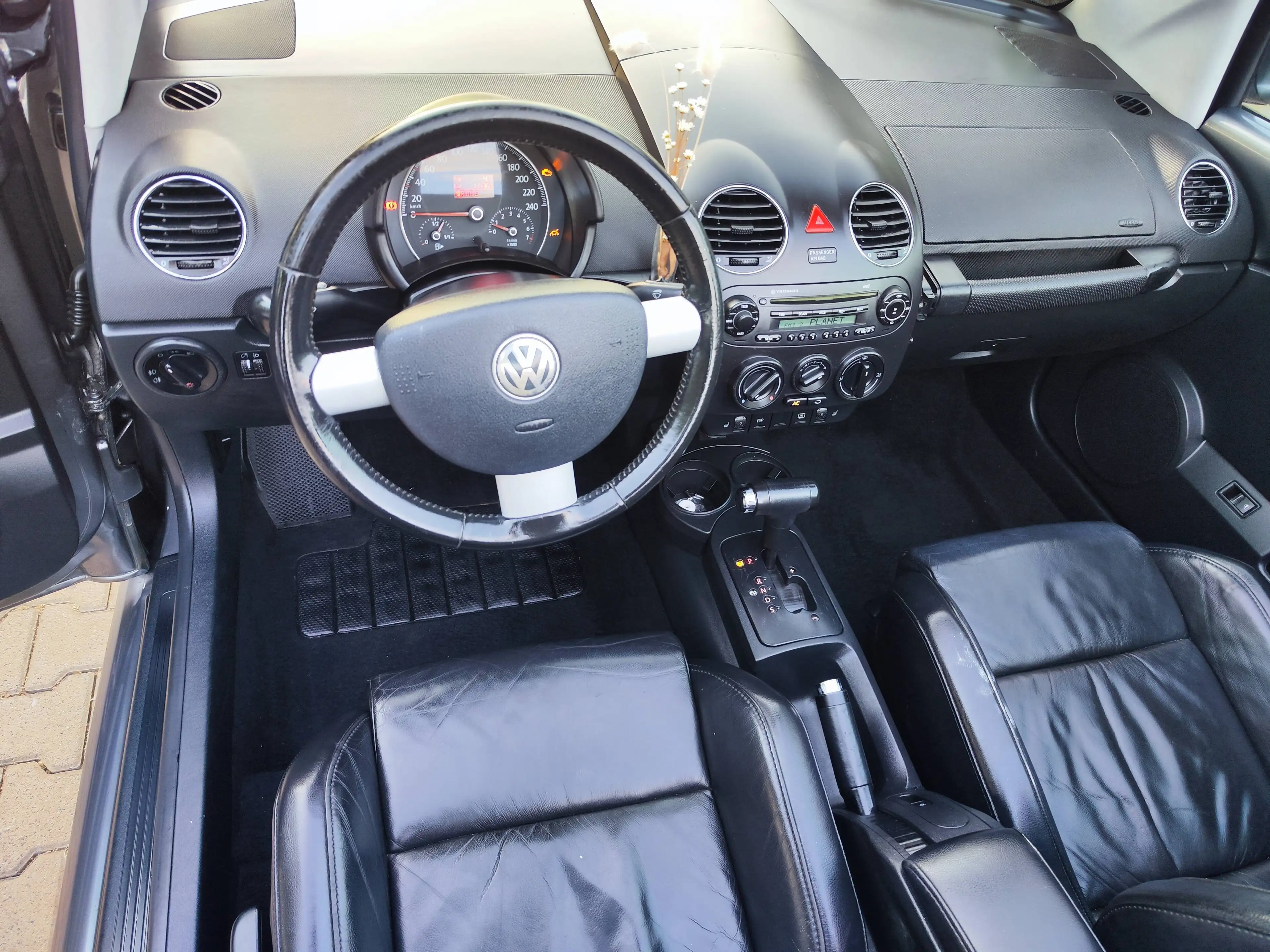 Volkswagen New Beetle 2.0 — photo 10