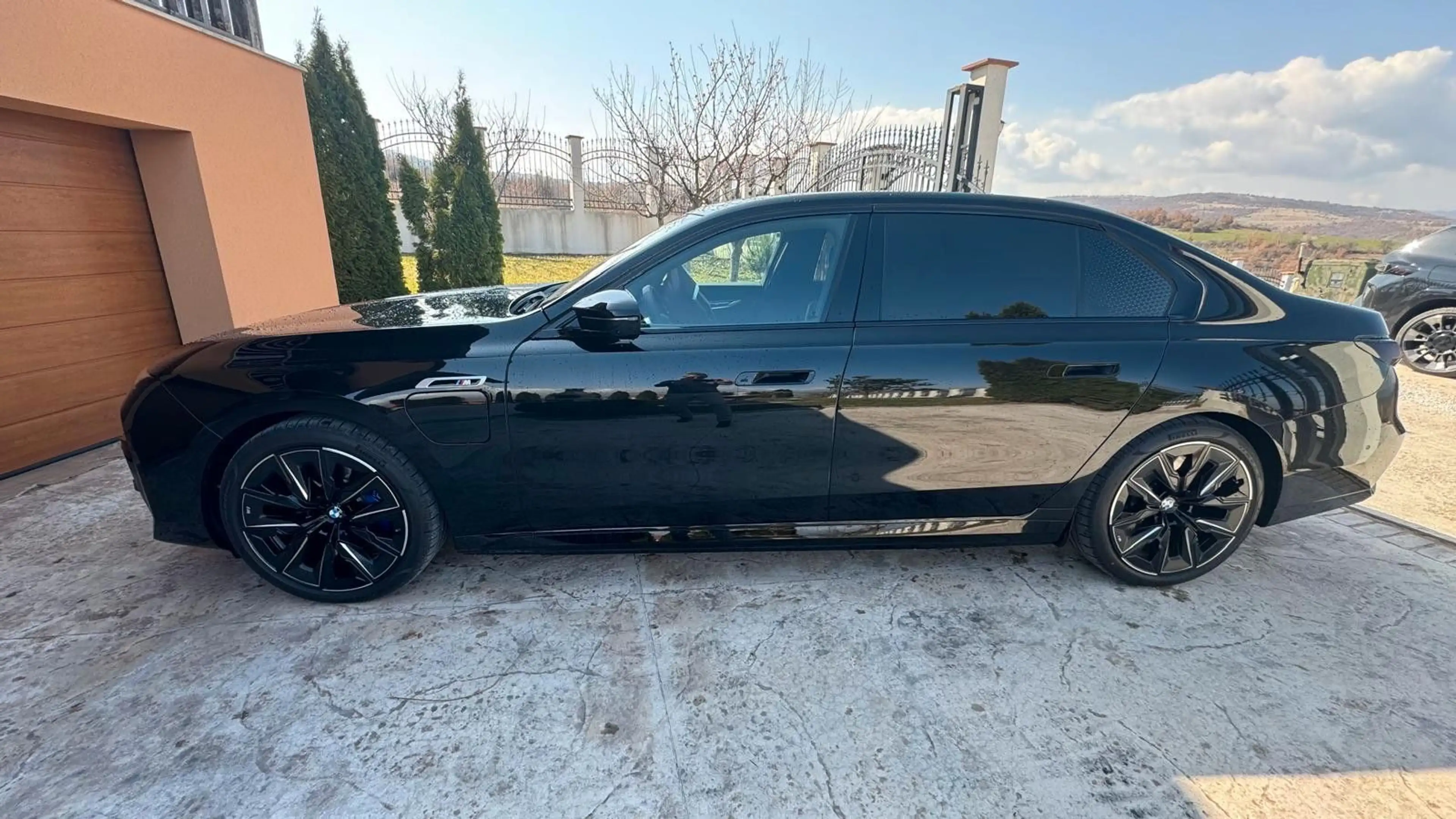 BMW 760 e xDrive M-Sport Lounge TV Iconic Sky — photo 3