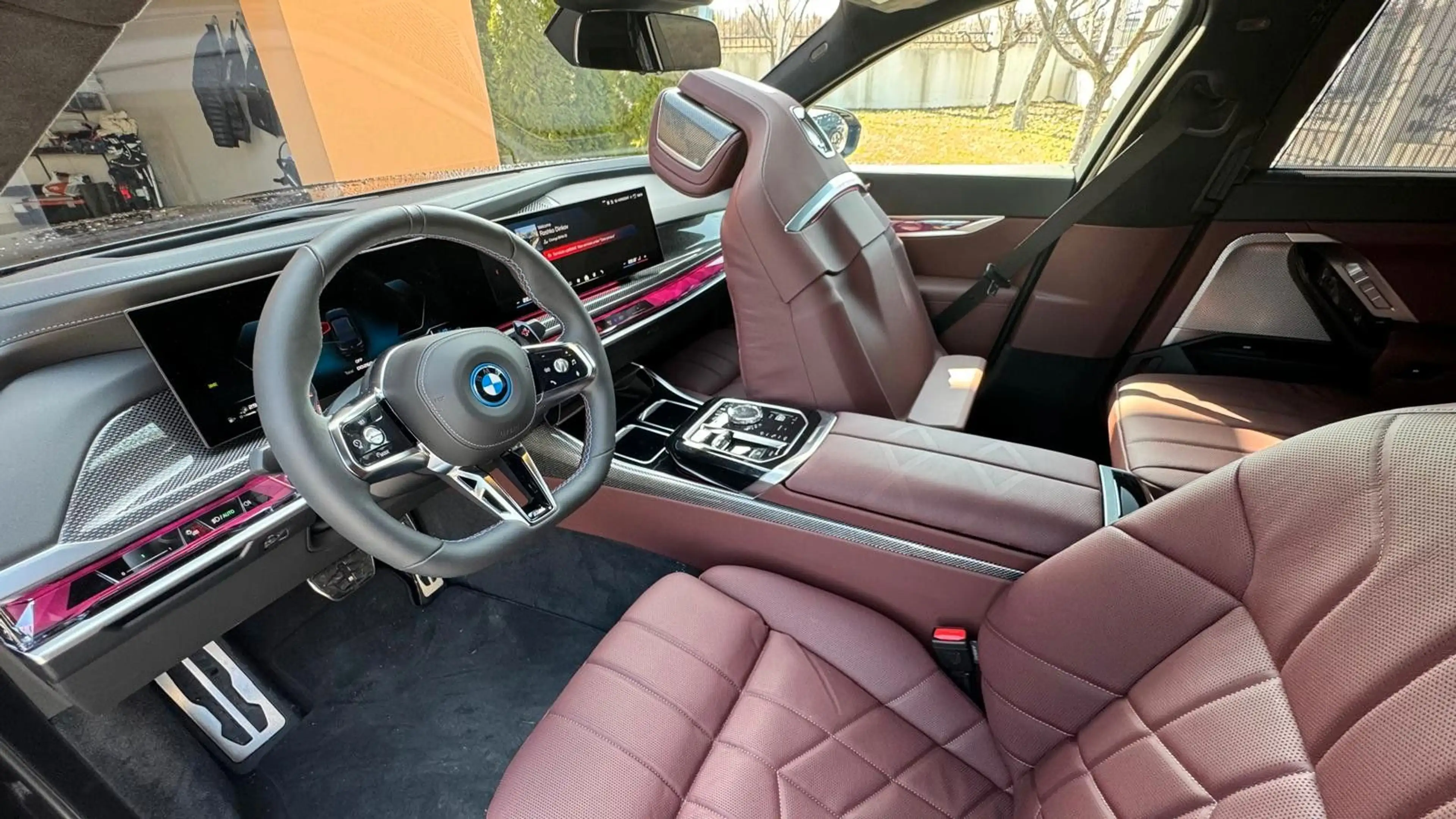 BMW 760 e xDrive M-Sport Lounge TV Iconic Sky — photo 11