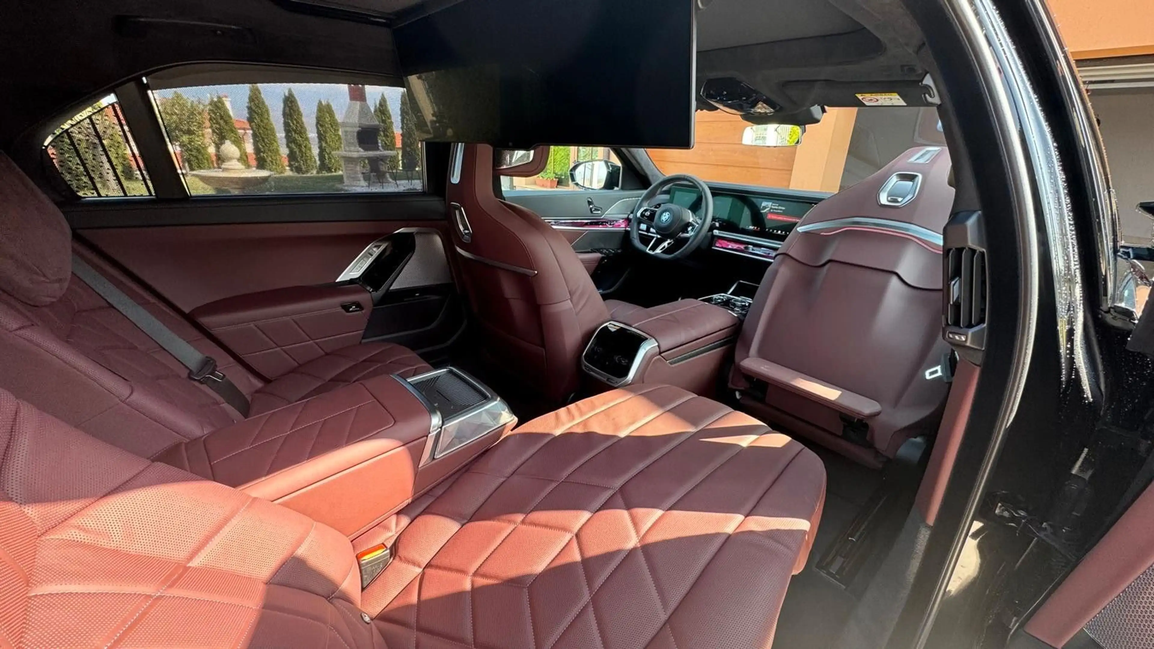 BMW 760 e xDrive M-Sport Lounge TV Iconic Sky — photo 12