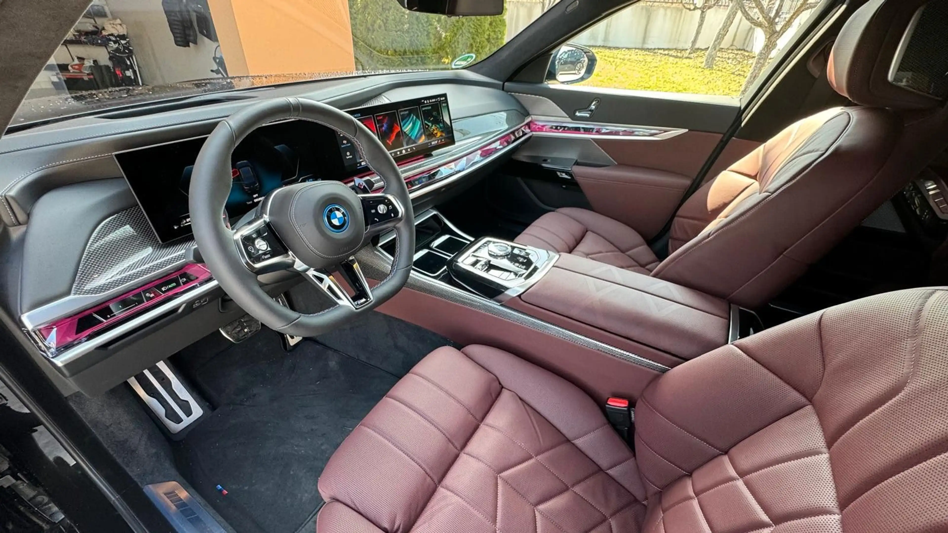BMW 760 e xDrive M-Sport Lounge TV Iconic Sky — photo 14