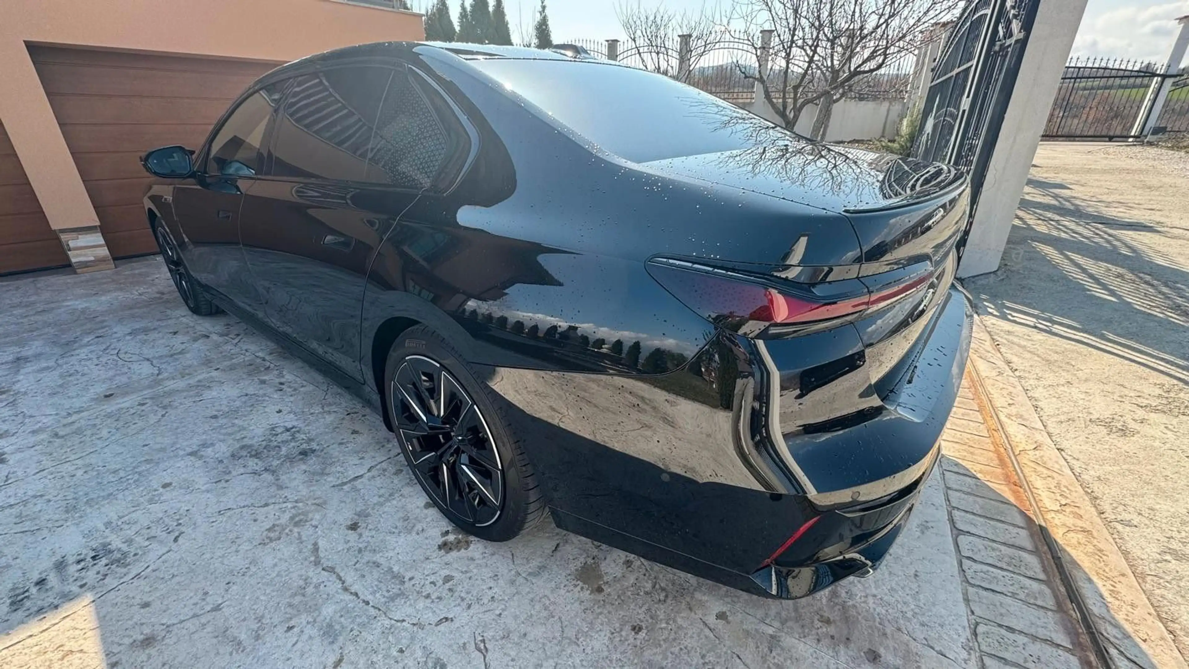 BMW 760 e xDrive M-Sport Lounge TV Iconic Sky — photo 4