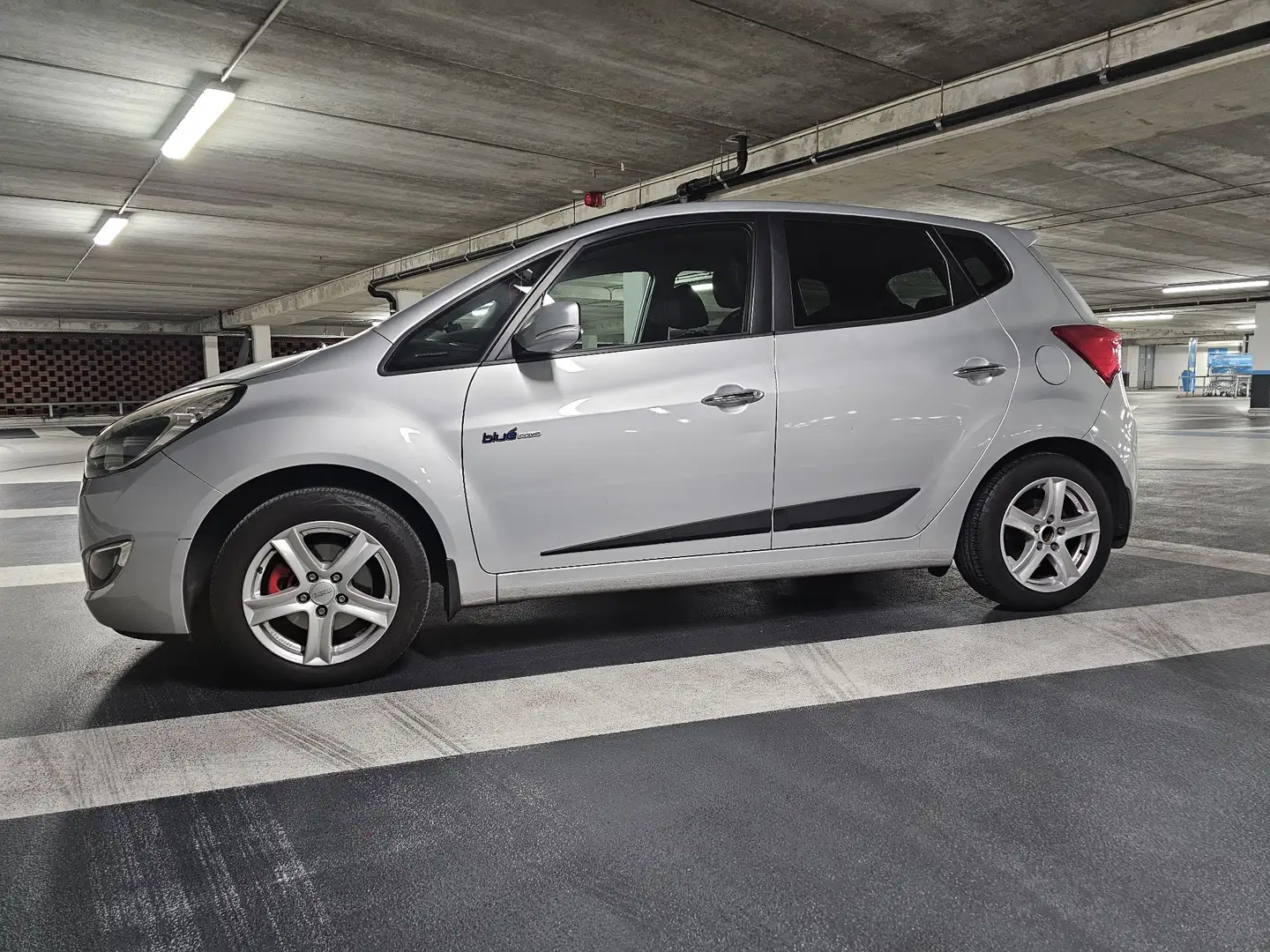Hyundai iX20 1.4i i-Vision Grijs - 1