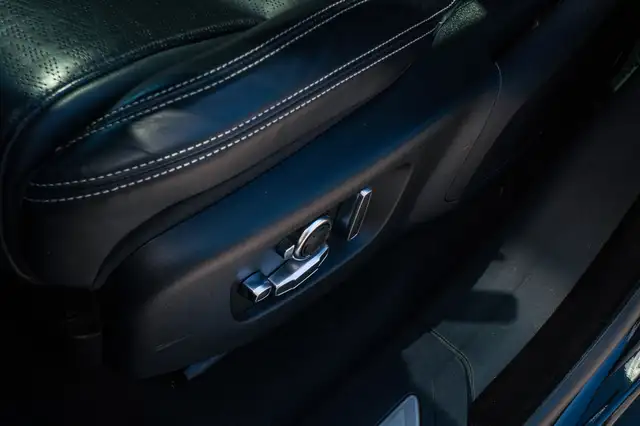 Land Rover Range Rover Velar view 16