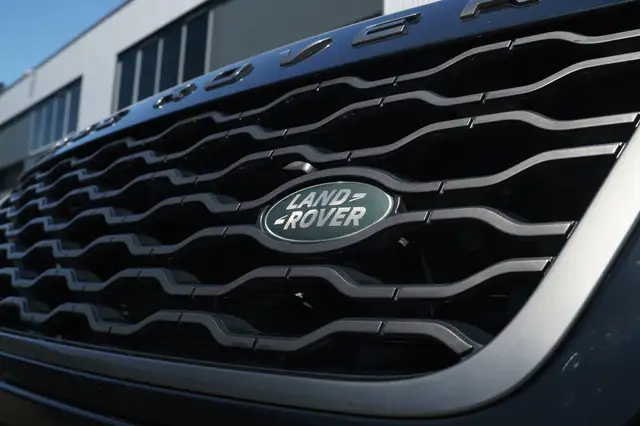 Land Rover Range Rover Velar view 9