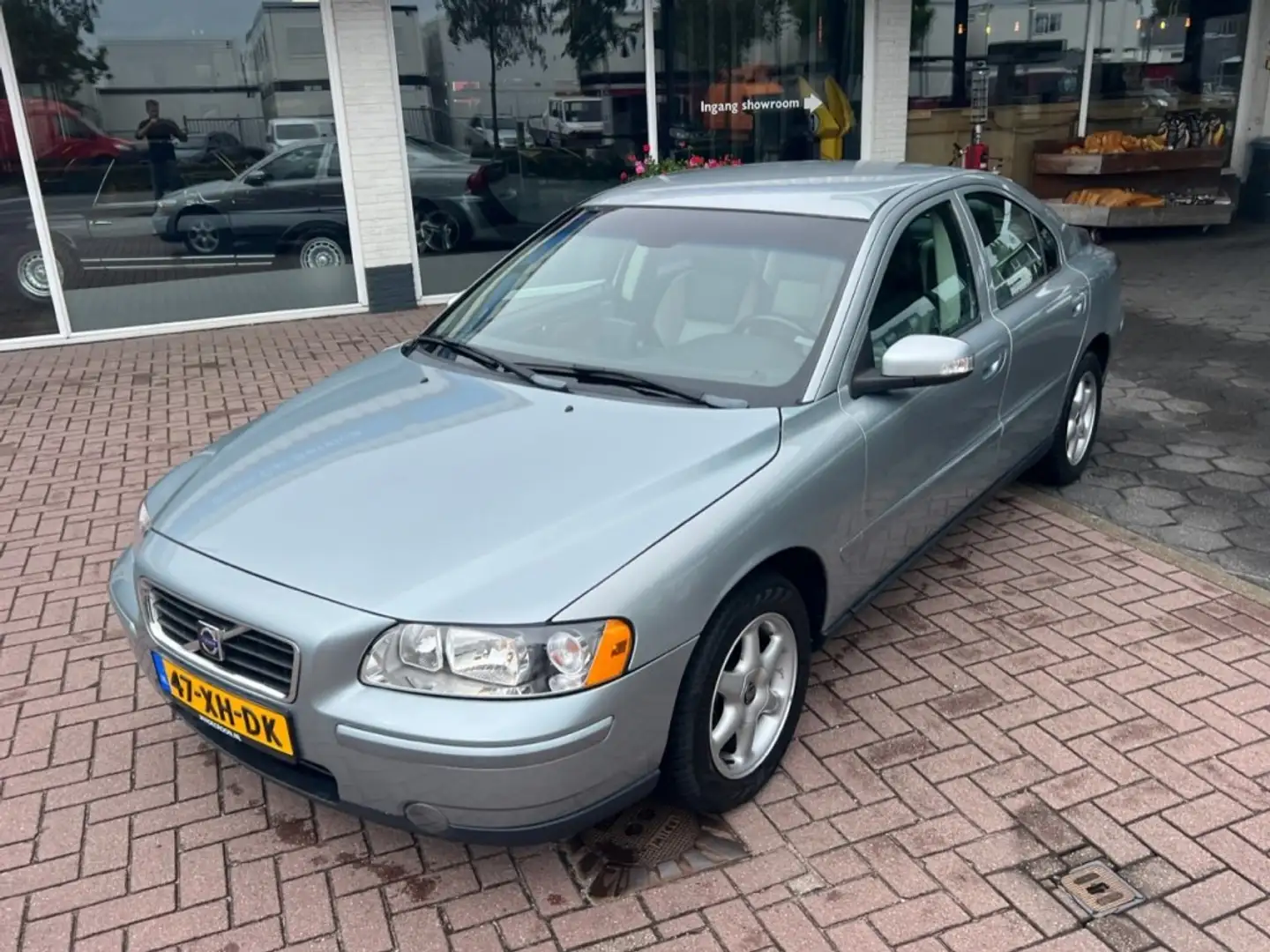 Volvo S60 2.4 MOMENTUM automaat NL-auto #YOUNGTIMER Grijs - 2