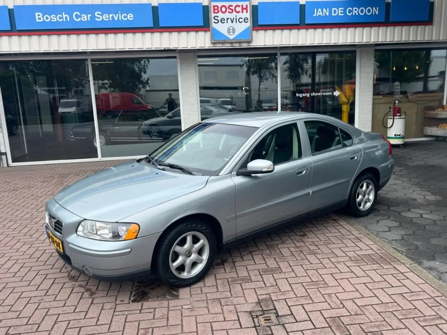 Volvo S60 2.4 MOMENTUM automaat NL-auto #YOUNGTIMER Grijs - 1