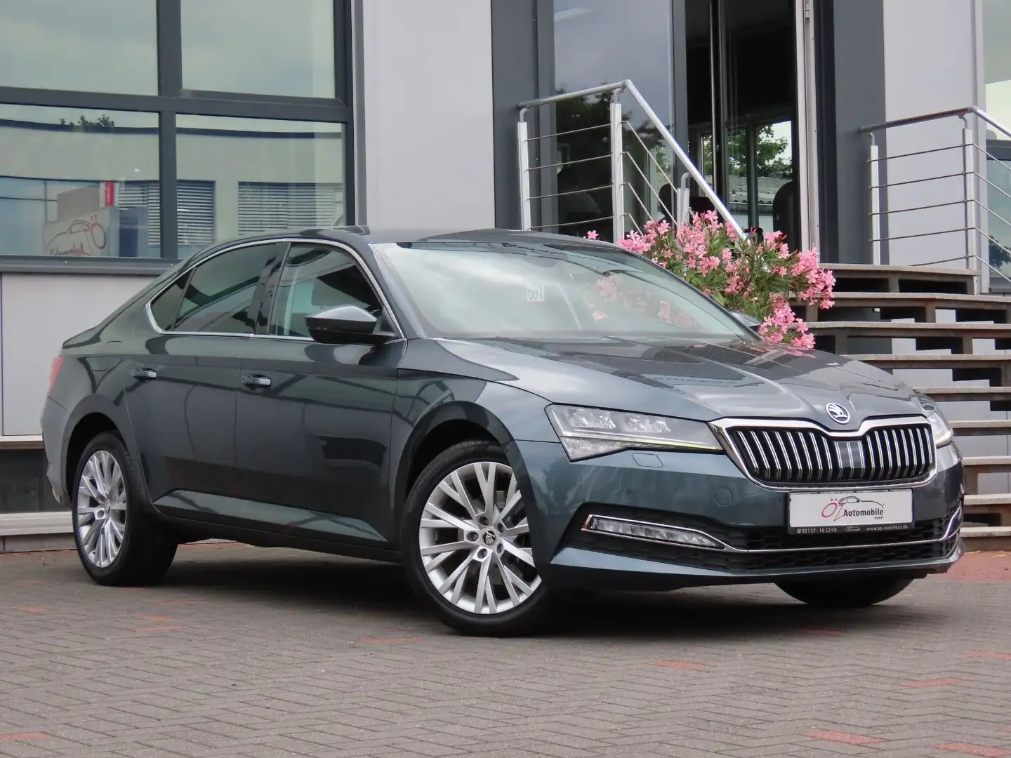 Skoda Superb Style Autom. Alcantara ACC Navi Grau - 2