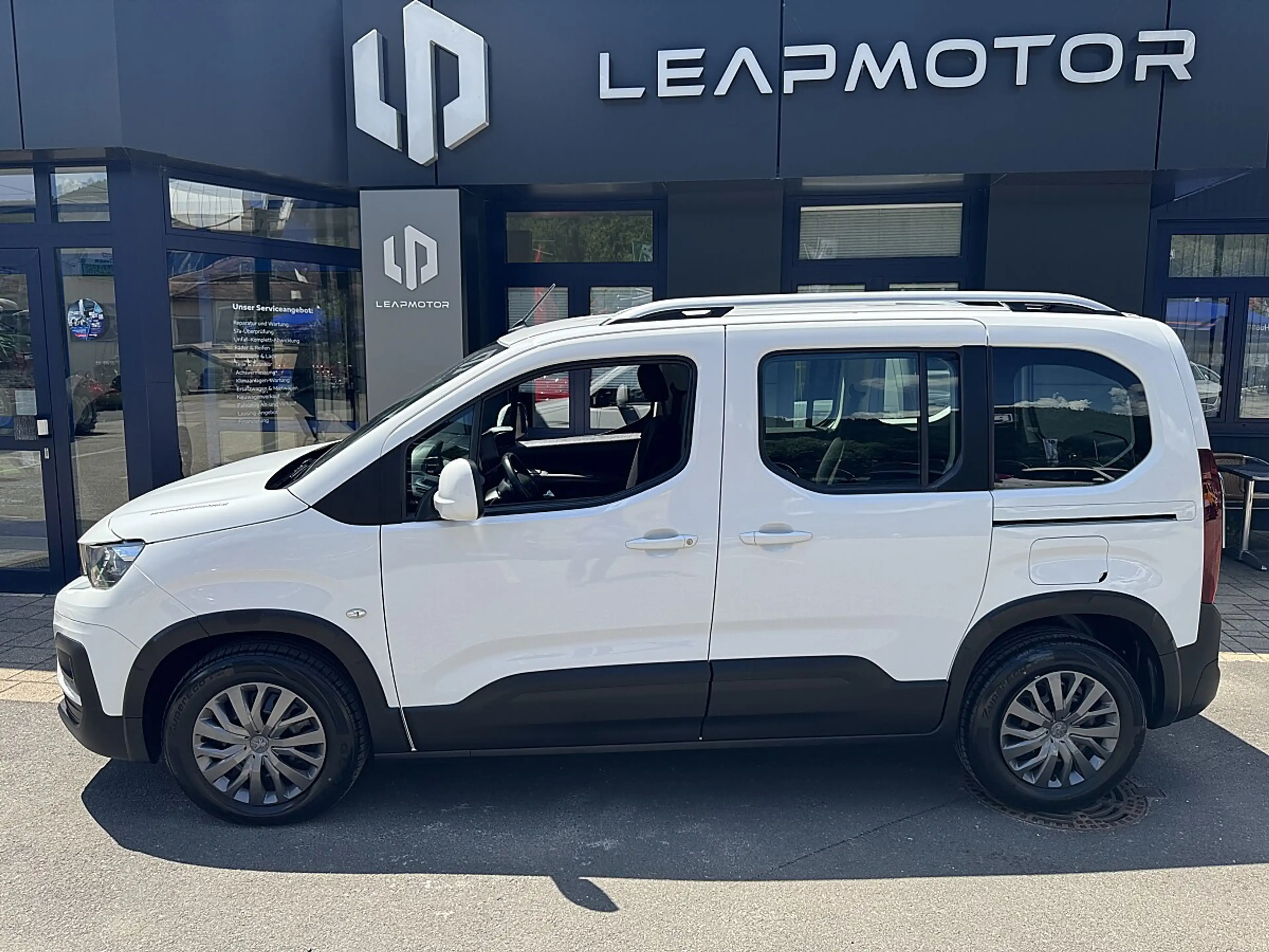 Peugeot Rifter 1,5 BlueHDI 100 S&S Allure — photo 5