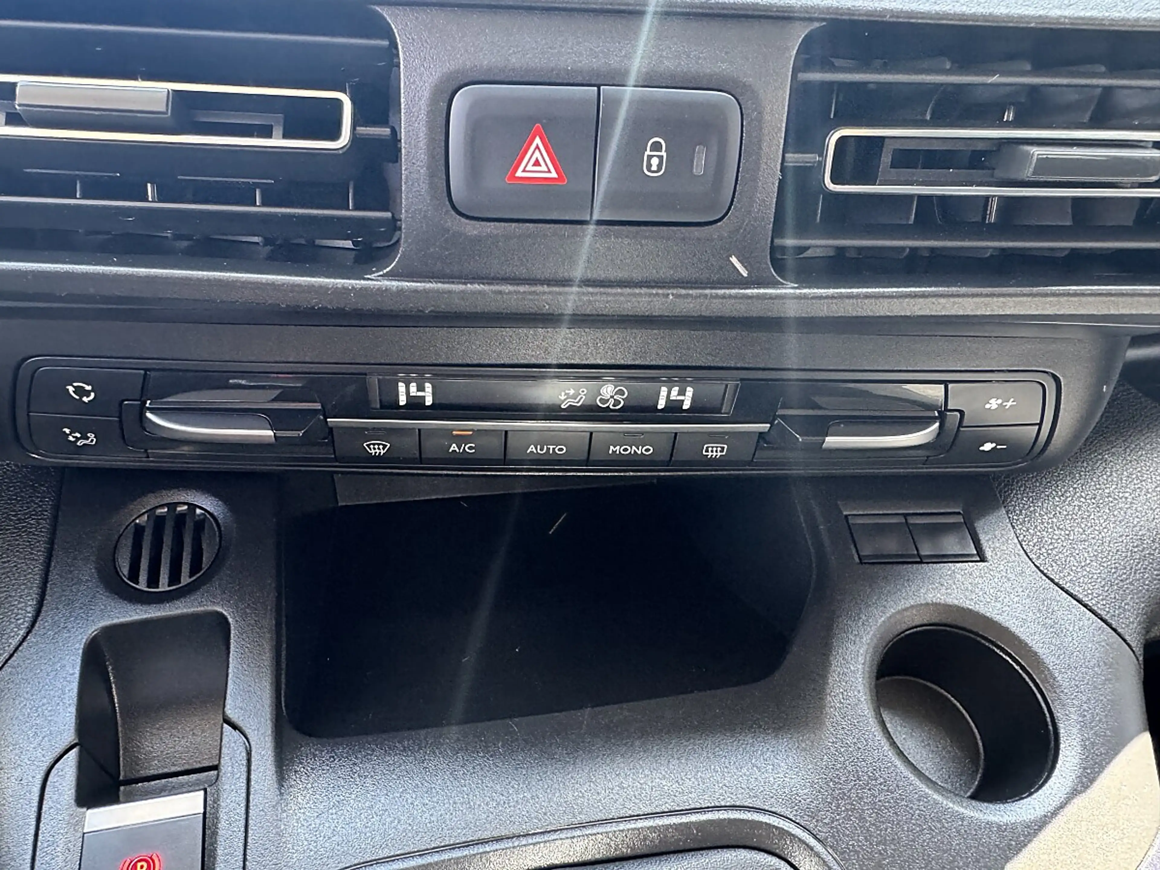 Peugeot Rifter 1,5 BlueHDI 100 S&S Allure — photo 12