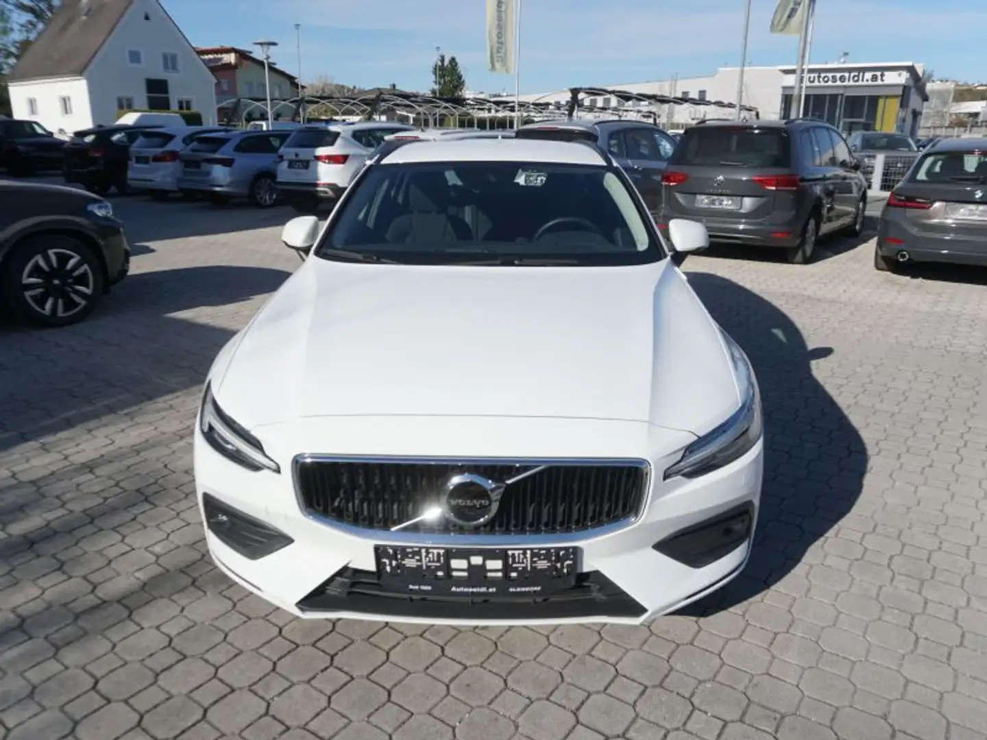 Volvo V60 B3 Momentum Pro Geartronic *2022er+LED+NAVI* Weiß - 2