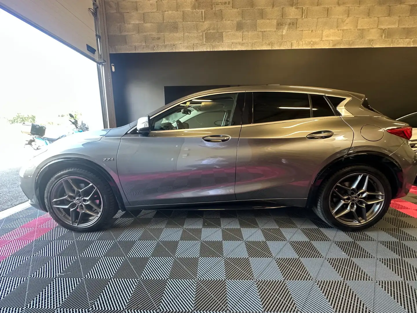 Infiniti Q30 Premium Gris - 2