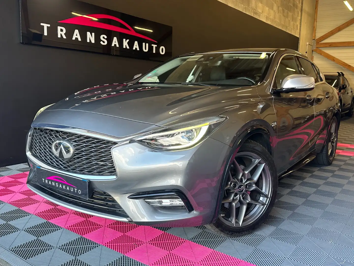 Infiniti Q30 Premium Gris - 1
