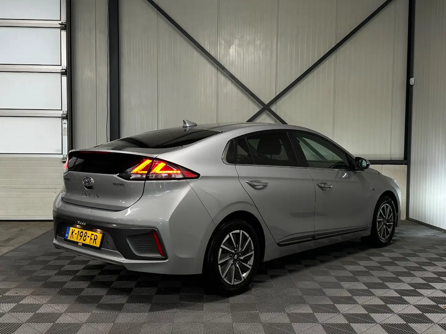 Hyundai IONIQ Premium EV 38kWh | SoH 100% | Leer | Navi | Camera Grau - 2