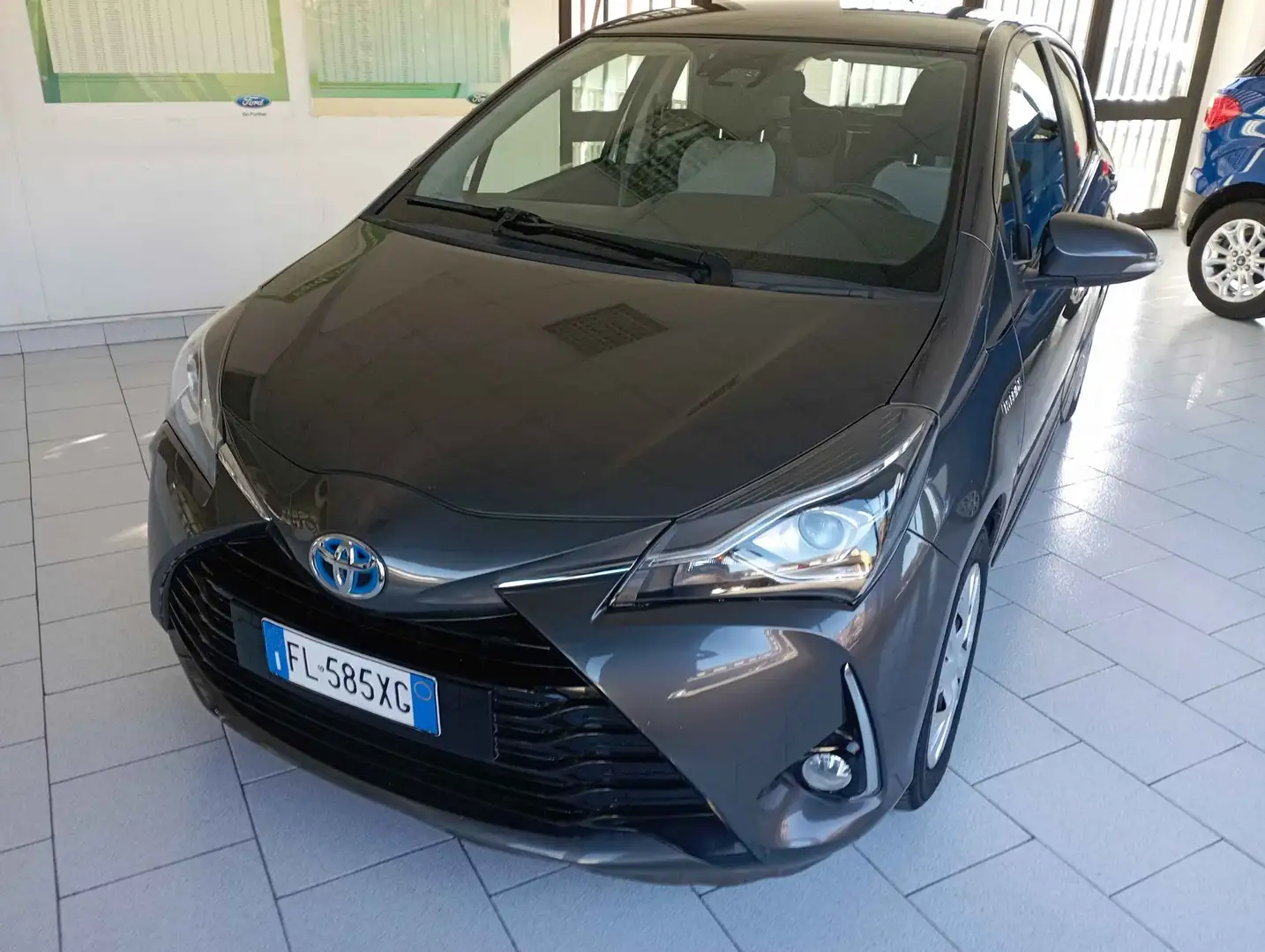 Toyota Yaris Yaris III 2017 5p 1.5h Active - AUTOMATICA Gris - 1