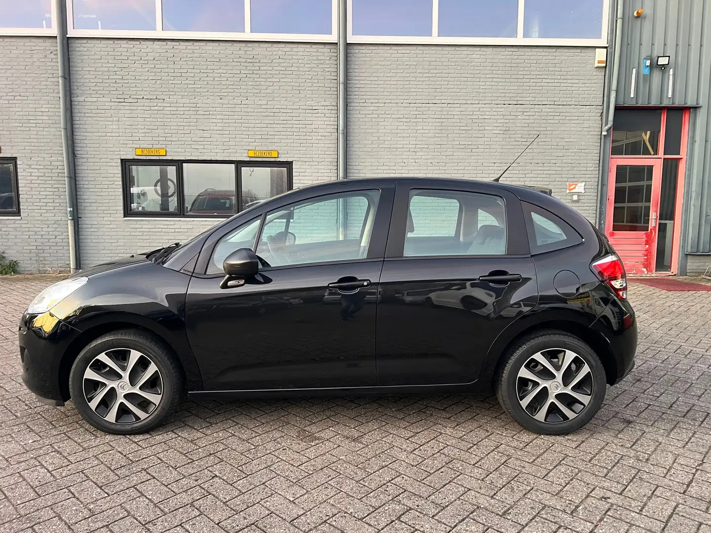 Citroen C3 1.0 PureTech Attraction NL-Auto/Airco/Nap/Apk/ Zwart - 2