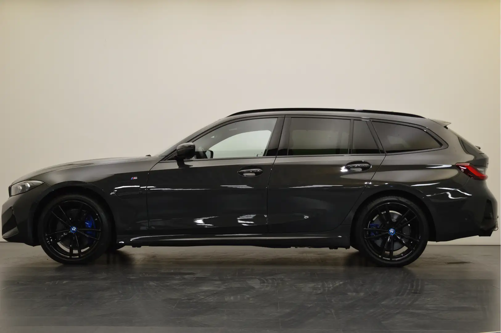 BMW 330 3 Serie Touring 330e xDrive High Executive M Sport Grijs - 2