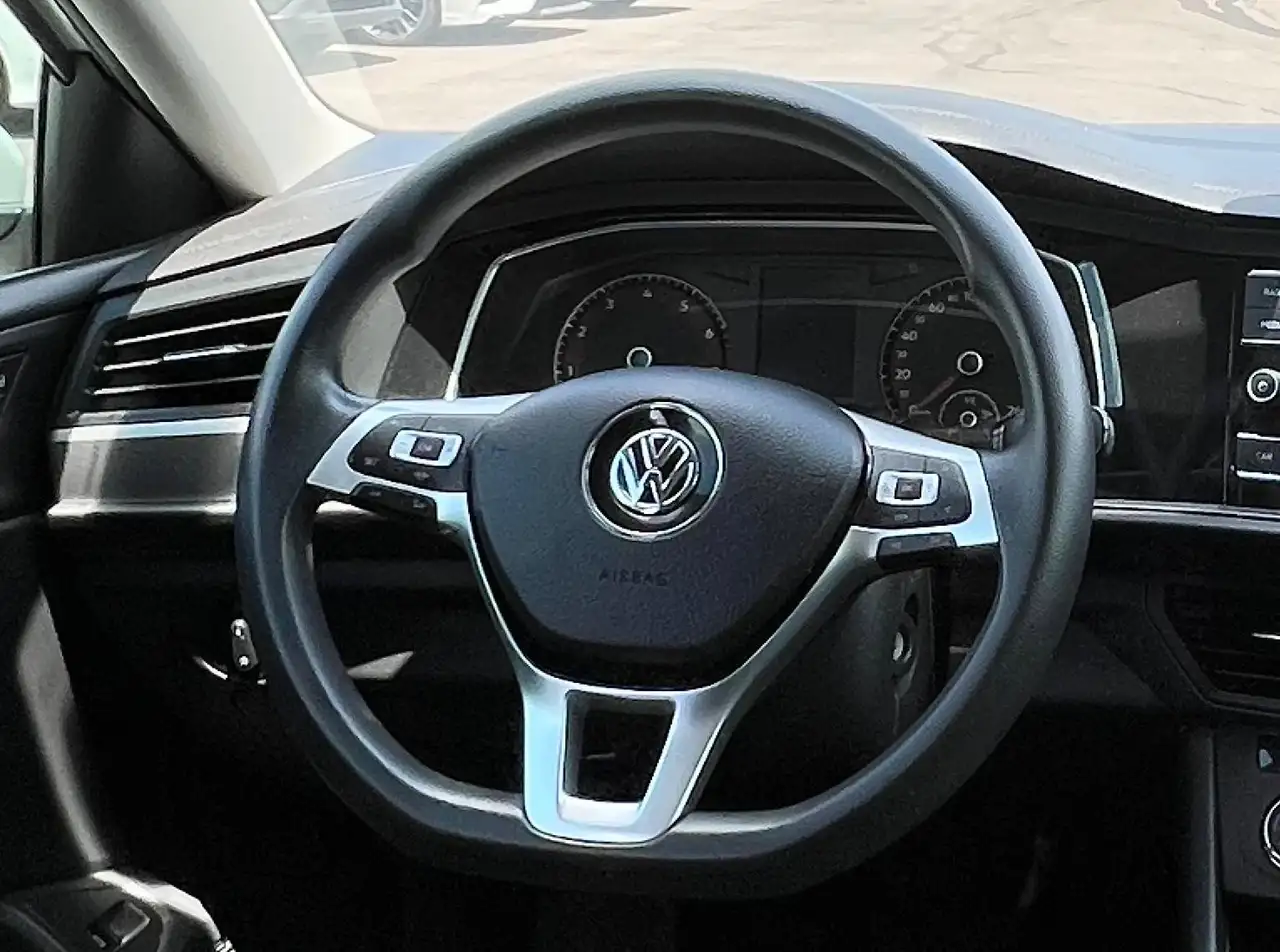 Volkswagen Jetta снимка Volkswagen Jetta