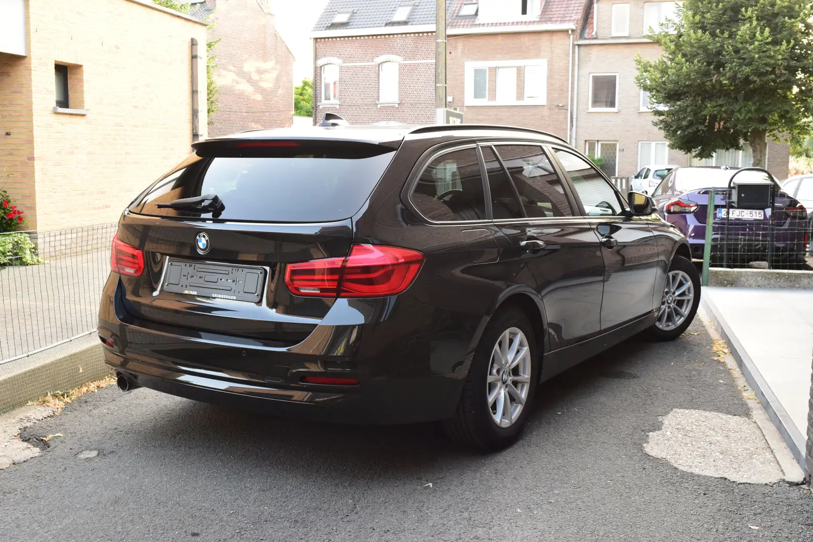 BMW 318 i Touring - NAVI / LEDER / ZETEL VERW / PDC V+A Noir - 2