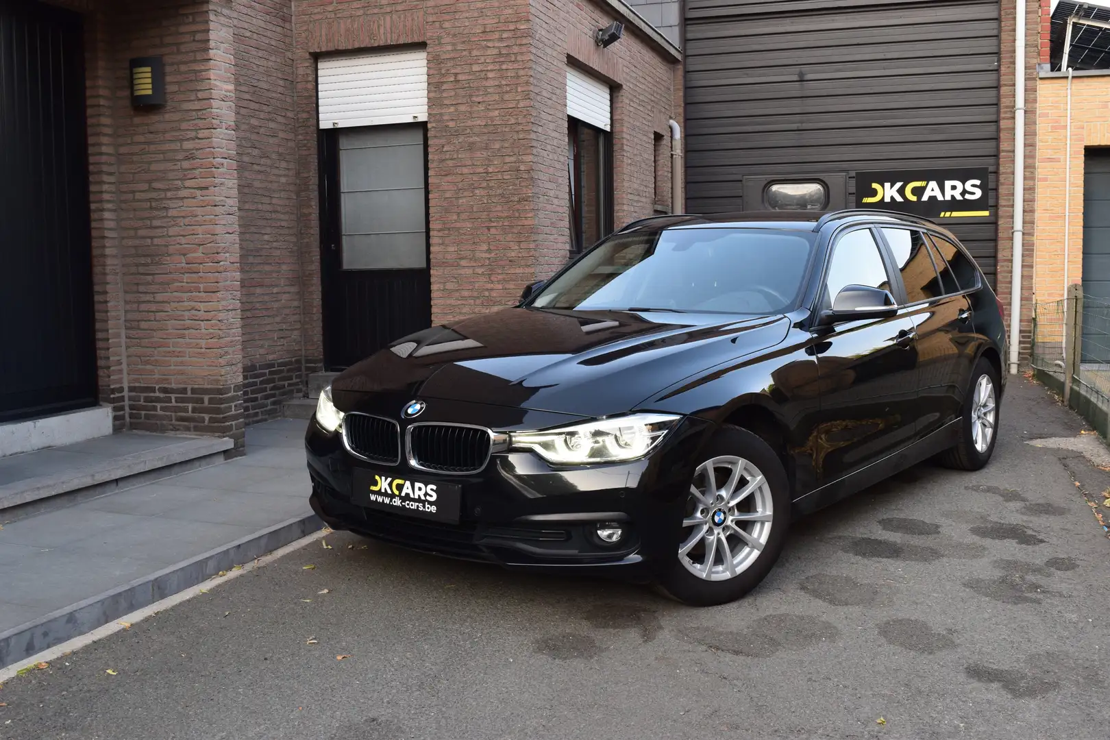 BMW 318 i Touring - NAVI / LEDER / ZETEL VERW / PDC V+A Noir - 1
