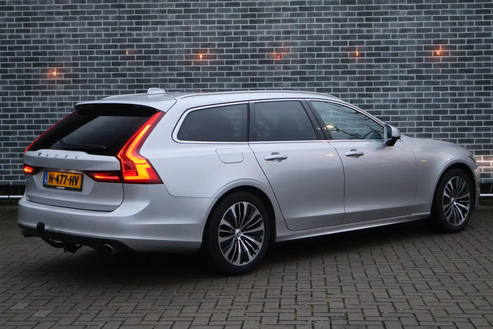 Volvo V90 2.0 T4 Momentum Pro | Trekhaak | Panoramadak | Led Gris - 2
