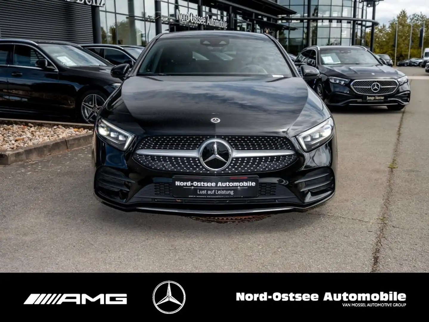 Mercedes-Benz A 200 d Lim. AMG PANO AHK DISTRO. KEYLESS KAMERA Negru - 2