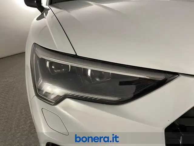 Audi Q3 view 9