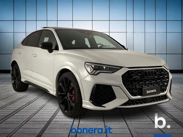Audi Q3 view 3