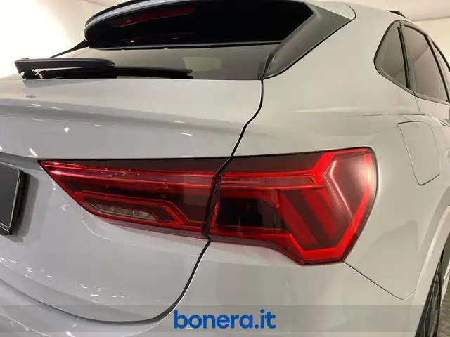 Audi Q3 view 10