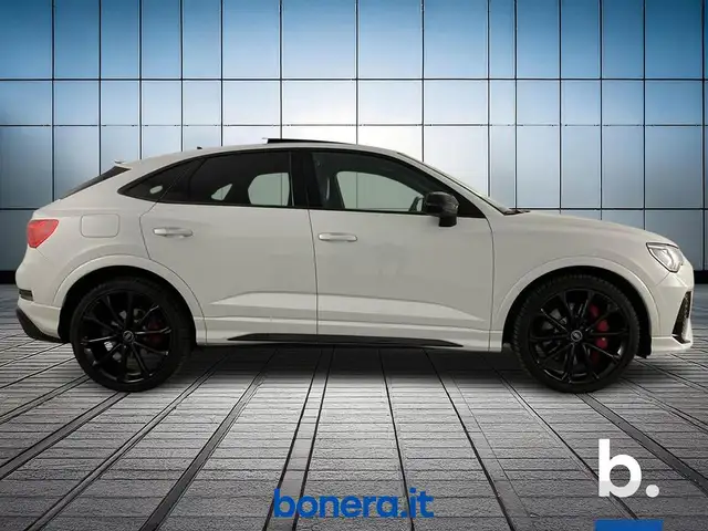 Audi Q3 view 4