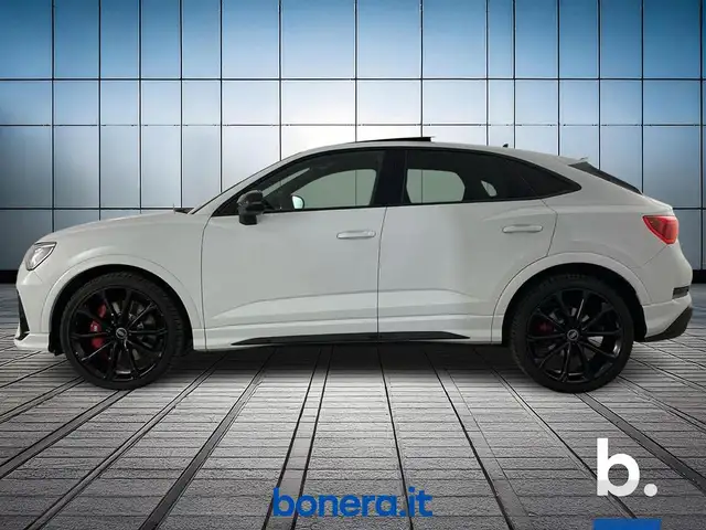 Audi Q3 view 8