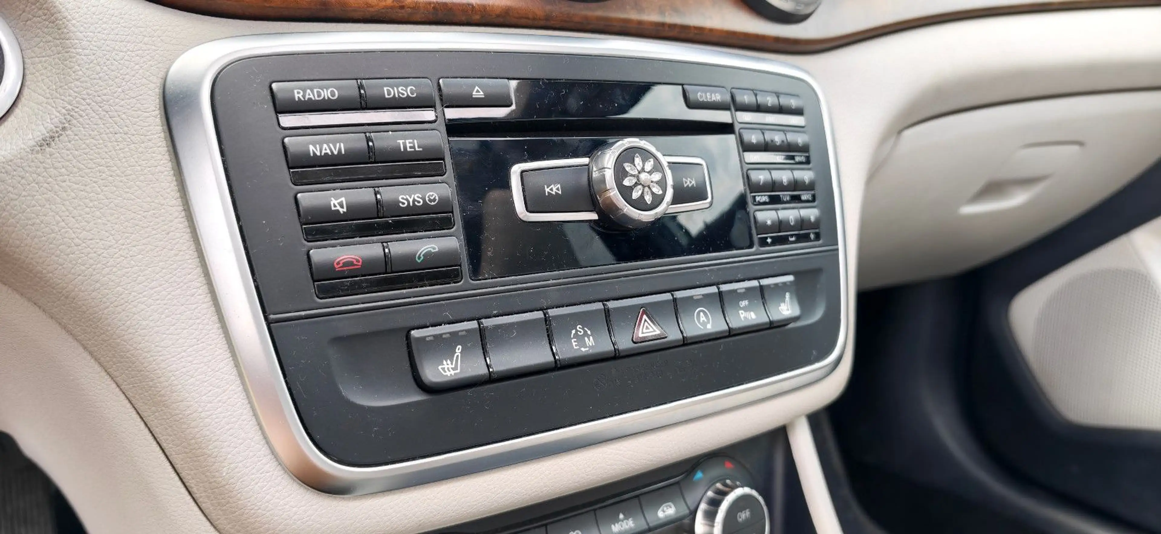 Mercedes-Benz GLA 220 d Panorama Navi SHZ LED SPUR — photo 5