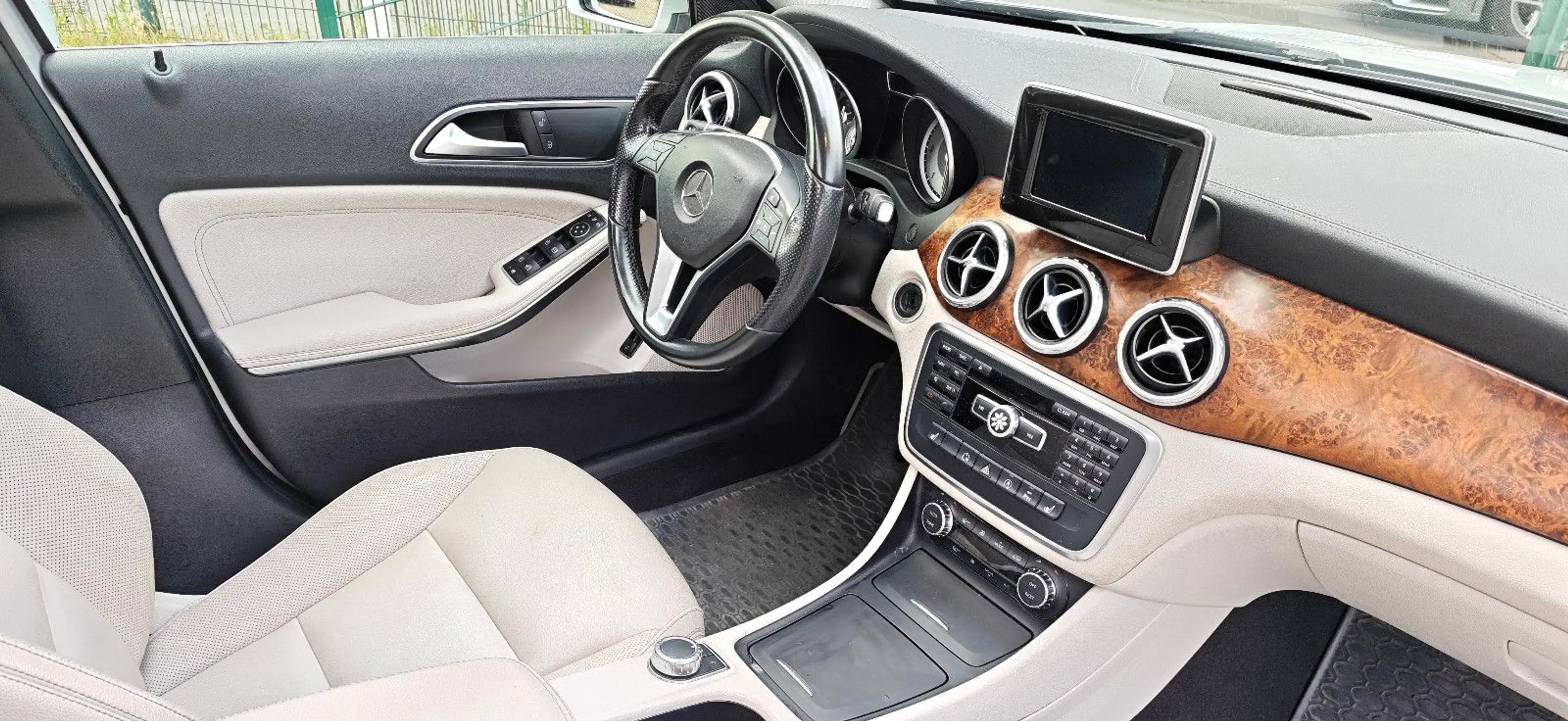 Mercedes-Benz GLA 220 d Panorama Navi SHZ LED SPUR — photo 3