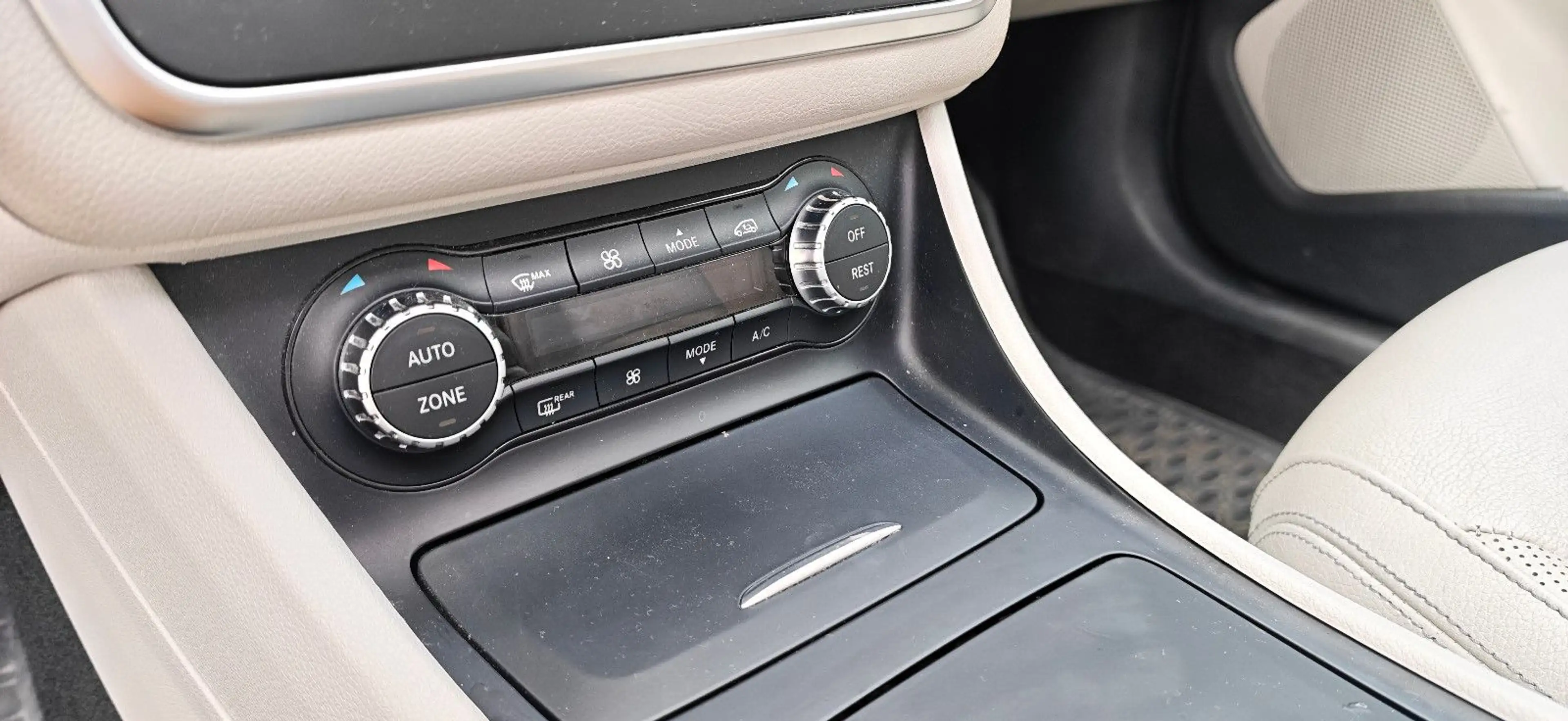 Mercedes-Benz GLA 220 d Panorama Navi SHZ LED SPUR — photo 6