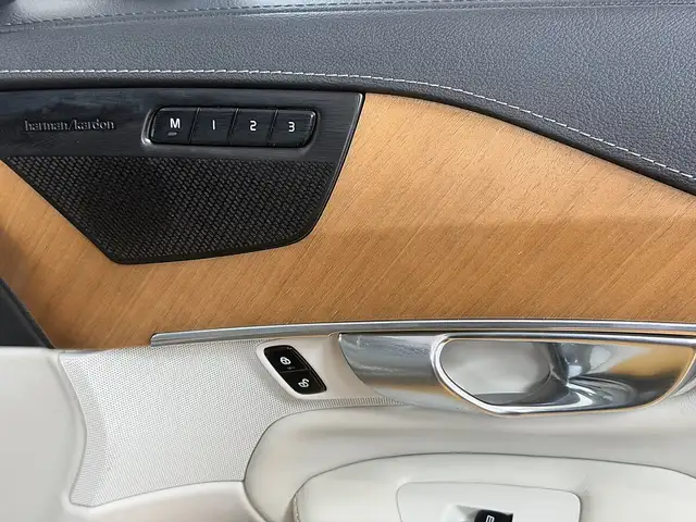 Volvo XC90 view 28